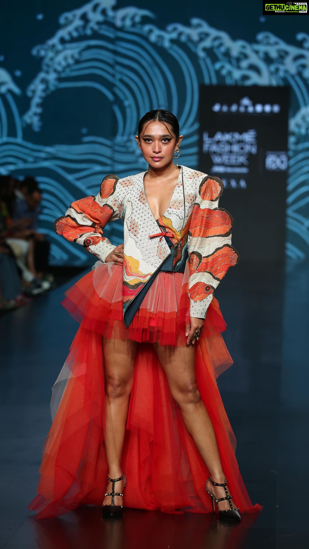 Sayani Gupta Instagram - @lakmefashionwk Walking for @jajaabor2017 ๐ ๐ @fdciofficial Team: @eshwarlog @paloshell @dhwanii.jain @shreejarajgopal @riichabhoyar @media.raindrop @mohitvaru @ayushsaxx ๐๐งก๐