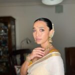 Sayani Gupta Instagram – Most favourite kind of dressing up. 
No fuss Saree look. 

Saree gifted by @sheetal_menon 
Jewellery @curiocottagejewelry 

Make up @eshwarlog 
Hair @jrmellocastro 

The Gajraa is still fragrant 🤍