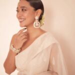 Sayani Gupta Instagram - Gajra & Saree Love 🤍🫧 @sayanigupta ✨ . . . Hair - @paloshell Make Up - The muse herself Styling - @shreejarajgopal Styling Team - @dhwanii.jain @yeshadattani Photography - @kadamajay . . . #whitesaree #gajravibes #hairbun #gajrabun #bts #photoshoot #sayanigupta #bollywood #weddingwear #sleekhairbun #hairbypalomi