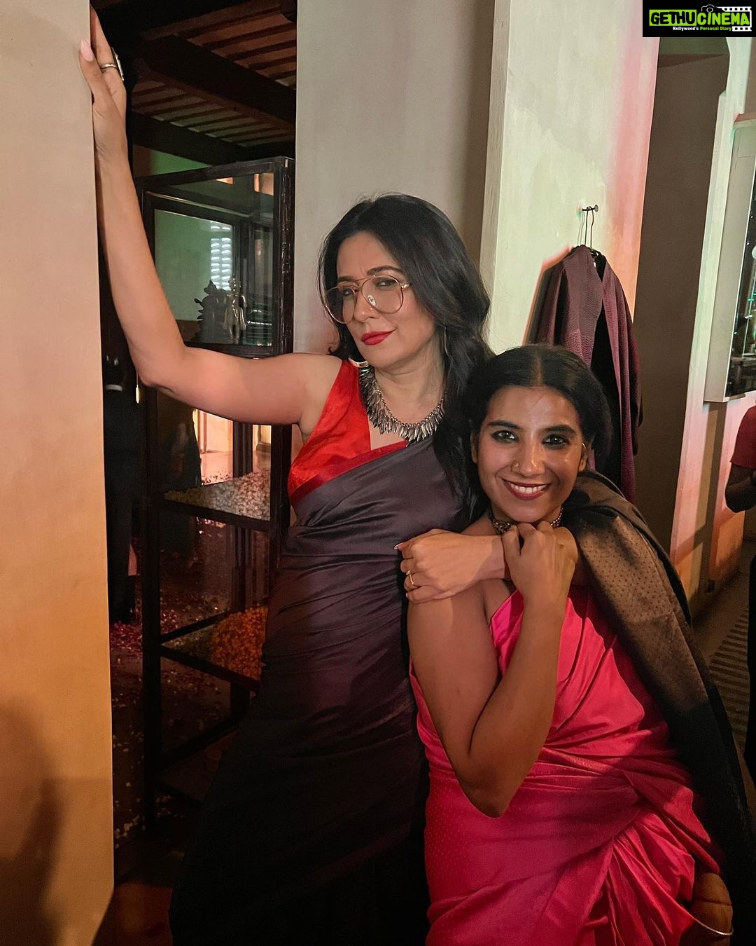 Sayani Gupta Instagram - A chaotic photo dump (learnt from DSπ) @raw_mango X @vogueindia Twinning with the sister! Same saree, glasses.. even the favourite saree in the entire rack! Best happy accidents with this one! @minimathur Didi! πππ #sanjaygarg @kanupriya Ring @one_nought_one_one Chashma @johnjacobseyewear
