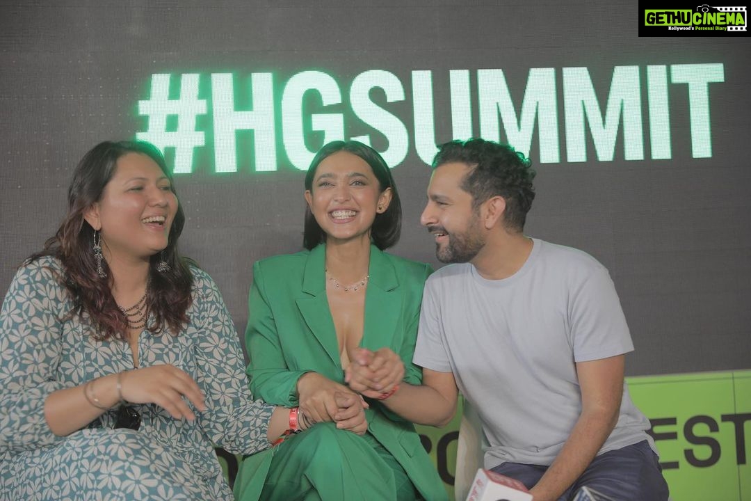 Sayani Gupta Instagram - Random shots with these cuties at @homegrownstreet @homegrownin @shakunbatra @chinxter what the hell was so funny?!!! God knows what we were upto as our other responsible friends left us! @smritikiran @nimishalok @pannuabhay 🤓