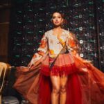 Sayani Gupta Instagram - Show stopping for @jajaabor2017 @lakmefashionwk @fdciofficial 💥 Make up @eshwarlog Hair @paloshell @shreejarajgopal @dhwanii.jain @riichabhoyar 📷 @mohitvaru 🫡
