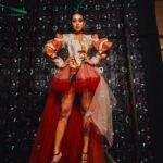 Sayani Gupta Instagram - Show stopping for @jajaabor2017 @lakmefashionwk @fdciofficial 💥 Make up @eshwarlog Hair @paloshell @shreejarajgopal @dhwanii.jain @riichabhoyar 📷 @mohitvaru 🫡