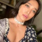 Sayani Gupta Instagram – Manifesting a skin care brand! 
@eshwarlog & his brush magic 🪄 
#nofilterneeded #aunaturale 

@jrmellocastro @dhwanii.jain @shreejarajgopal 🌸