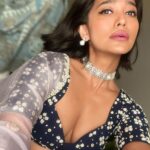 Sayani Gupta Instagram – Manifesting a skin care brand! 
@eshwarlog & his brush magic 🪄 
#nofilterneeded #aunaturale 

@jrmellocastro @dhwanii.jain @shreejarajgopal 🌸