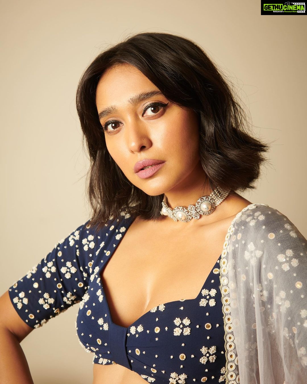 Sayani Gupta Instagram - πΈ ready! For the cuties @maanvigagroo @randomvarun π€ Team: @shreejarajgopal @dhwanii.jain @eshwarlog @jrmellocastro @visualaffairs_va Wearing @madsamtinzin @aquamarine_jewellery @karishma.joolry ππΈπ¦