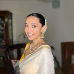 Sayani Gupta Instagram – Most favourite kind of dressing up.
No fuss Saree look.
Saree gifted by @sheetal_menon
Jewellery @curiocottagejewelry
Make up @eshwarlog
Hair @jrmellocastro
The Gajraa is still fragrant π€