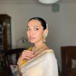 Sayani Gupta Instagram – Most favourite kind of dressing up. 
No fuss Saree look. 

Saree gifted by @sheetal_menon 
Jewellery @curiocottagejewelry 

Make up @eshwarlog 
Hair @jrmellocastro 

The Gajraa is still fragrant 🤍