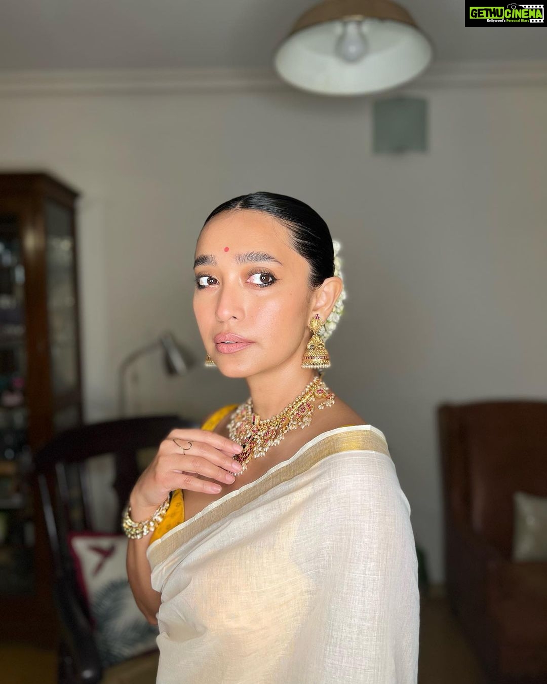 Sayani Gupta Instagram - Most favourite kind of dressing up. No fuss Saree look. Saree gifted by @sheetal_menon Jewellery @curiocottagejewelry Make up @eshwarlog Hair @jrmellocastro The Gajraa is still fragrant 🤍
