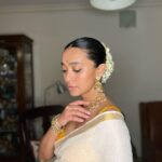 Sayani Gupta Instagram – Most favourite kind of dressing up.
No fuss Saree look.
Saree gifted by @sheetal_menon
Jewellery @curiocottagejewelry
Make up @eshwarlog
Hair @jrmellocastro
The Gajraa is still fragrant 🤍