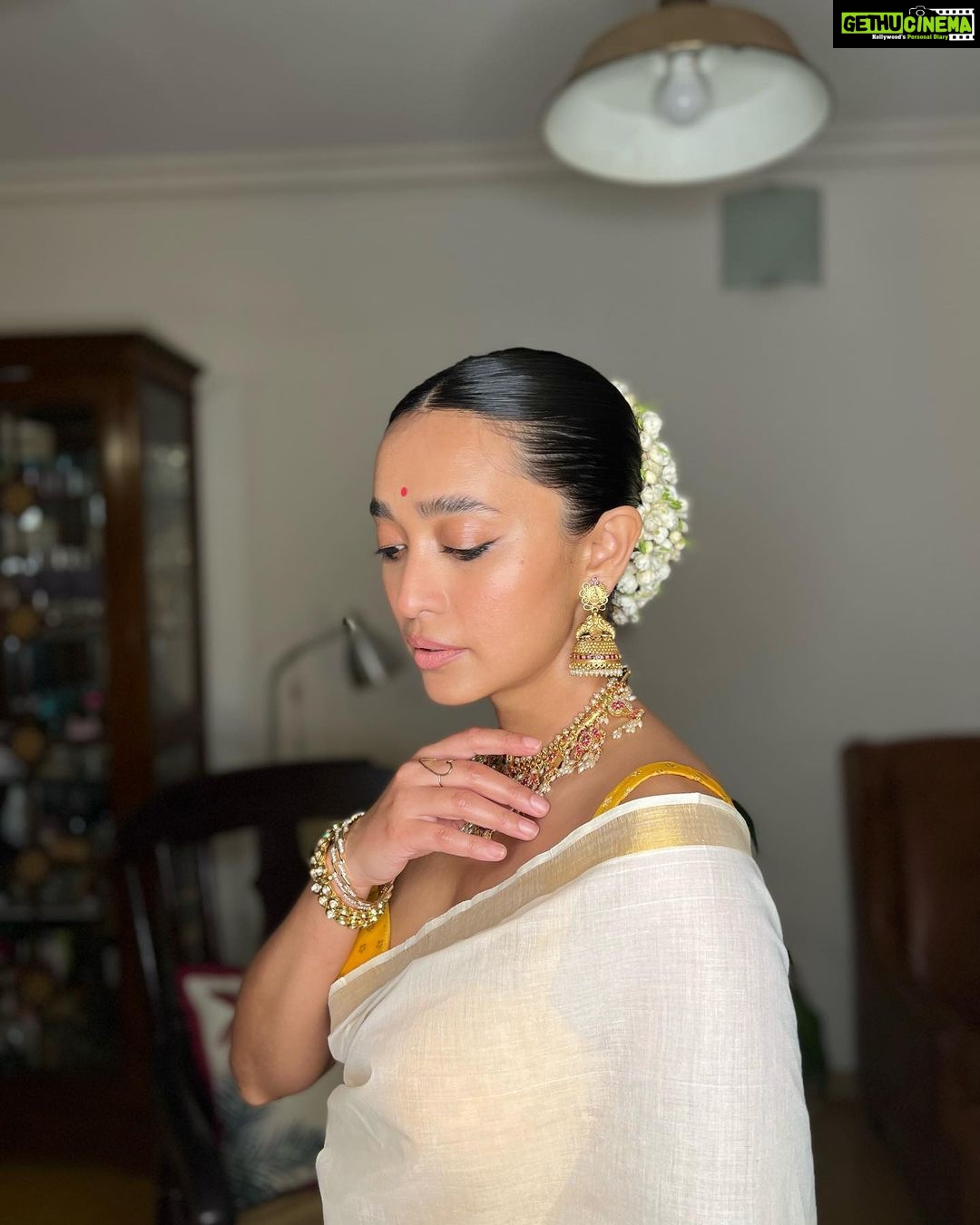 Sayani Gupta Instagram - Most favourite kind of dressing up. No fuss Saree look. Saree gifted by @sheetal_menon Jewellery @curiocottagejewelry Make up @eshwarlog Hair @jrmellocastro The Gajraa is still fragrant 🤍