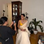 Sayani Gupta Instagram – Most favourite kind of dressing up.
No fuss Saree look.
Saree gifted by @sheetal_menon
Jewellery @curiocottagejewelry
Make up @eshwarlog
Hair @jrmellocastro
The Gajraa is still fragrant 🤍