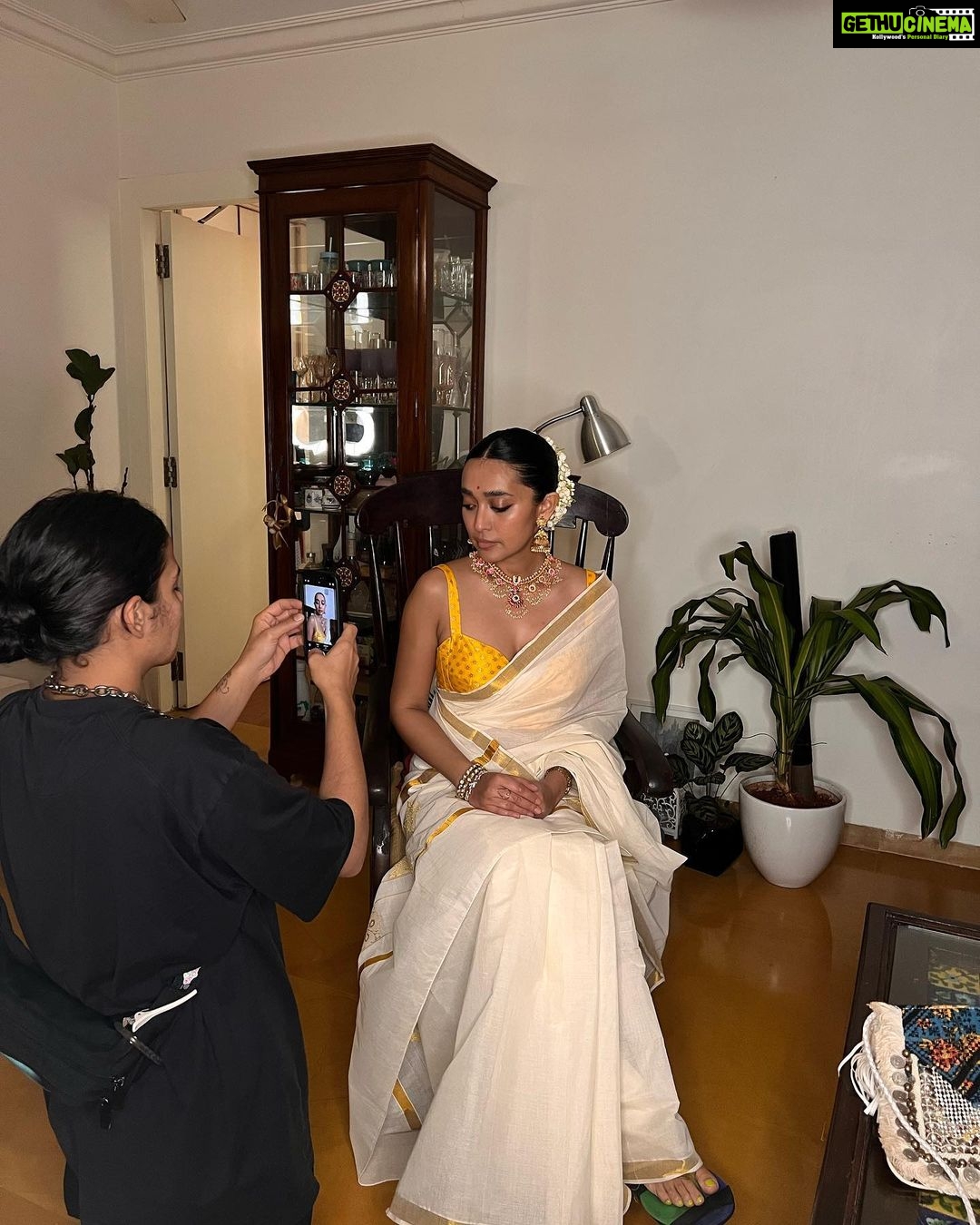 Sayani Gupta Instagram - Most favourite kind of dressing up. No fuss Saree look. Saree gifted by @sheetal_menon Jewellery @curiocottagejewelry Make up @eshwarlog Hair @jrmellocastro The Gajraa is still fragrant 🤍
