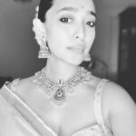 Sayani Gupta Instagram – Most favourite kind of dressing up. 
No fuss Saree look. 

Saree gifted by @sheetal_menon 
Jewellery @curiocottagejewelry 

Make up @eshwarlog 
Hair @jrmellocastro 

The Gajraa is still fragrant 🤍