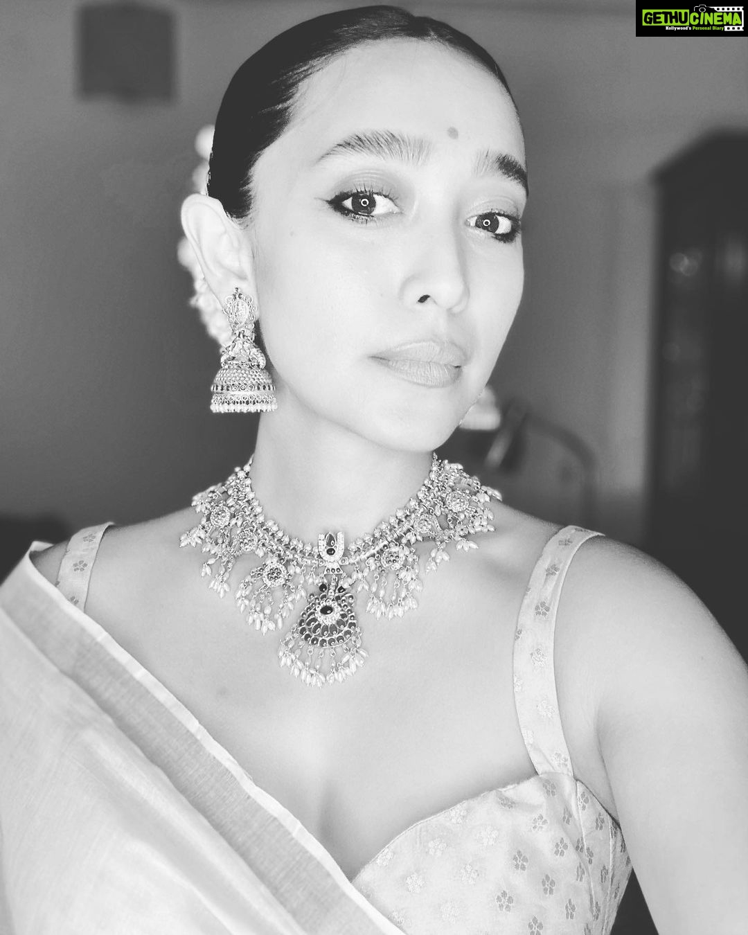 Sayani Gupta Instagram - Most favourite kind of dressing up. No fuss Saree look. Saree gifted by @sheetal_menon Jewellery @curiocottagejewelry Make up @eshwarlog Hair @jrmellocastro The Gajraa is still fragrant 🤍