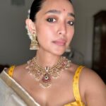 Sayani Gupta Instagram – Most favourite kind of dressing up.
No fuss Saree look.
Saree gifted by @sheetal_menon
Jewellery @curiocottagejewelry
Make up @eshwarlog
Hair @jrmellocastro
The Gajraa is still fragrant 🤍
