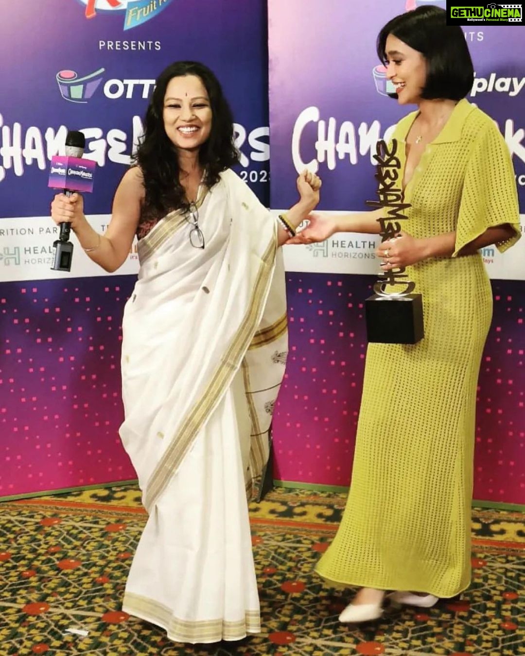 Sayani Gupta Instagram - Almost made me cry! Thank you Arundhuti for such a beautiful post! You have my heart too! 💛 Repost from @journoarundhuti More than often we talk about a lot of things than practicing them...but here it was just the opposite one. Here, a queen, who won the Most Promising Star of the Year awards at the OTTplay Changemakers award, actually took a moment and fixed my saree on camera, just before she gives the winner's bytes. I was running around like all of my colleagues and doing our job and since I was wearing a cotton 🥻, it got messed up a bit...but the queen, @sayanigupta had the heart to notice and fix it before we proceed. We only met thrice when I interviewed her but every time she made me believe that I am the most important person at that point of time around her, just like SRK does!! We all know how talented she is as a performer but this huge gesture made me feel the power of sisterhood, the power of being supportive to each other especially for women to grow together and rule the world!! Sayani, don't know when we are meeting next but remember, you have my heart!! I love ❤️ 😍 you!! May you shine and aim the 🌟 #womanhood #sisterhood #wefixeachotherscrowns #indianactress #sayanigupta #journoarundhuti #ottplaychangemakersawards