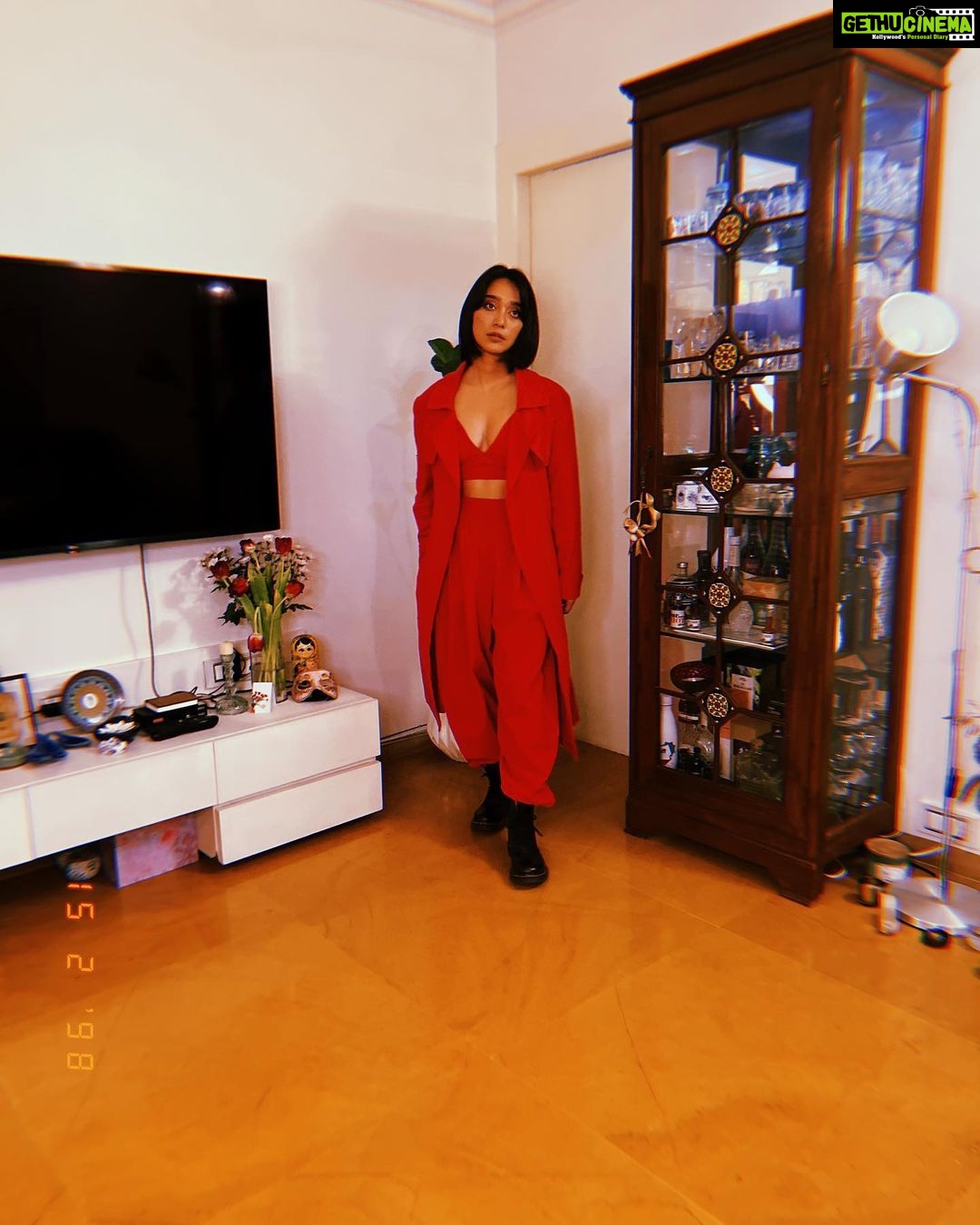 Sayani Gupta Instagram - From no plan to getting dressed in a jiffy only cause I have the best team! They are just unbelievable. πβ€οΈπ€π€π @eshwarlog @paloshell @dhwanii.jain @shreejarajgopal Wearing one of my favourite homegrown & go to brands @stylemati π