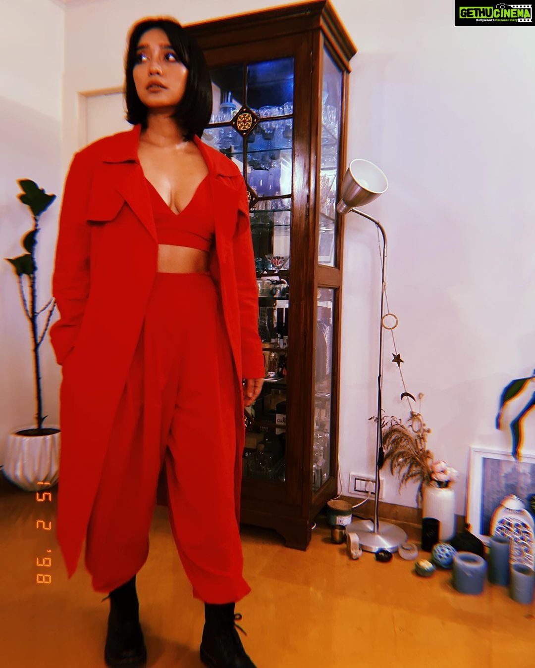Sayani Gupta Instagram - From no plan to getting dressed in a jiffy only cause I have the best team! They are just unbelievable. πβ€οΈπ€π€π @eshwarlog @paloshell @dhwanii.jain @shreejarajgopal Wearing one of my favourite homegrown & go to brands @stylemati π
