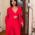 Sayani Gupta Instagram - From no plan to getting dressed in a jiffy only cause I have the best team! They are just unbelievable. 🎈❤️🤞🖤💃 @eshwarlog @paloshell @dhwanii.jain @shreejarajgopal Wearing one of my favourite homegrown & go to brands @stylemati 💋