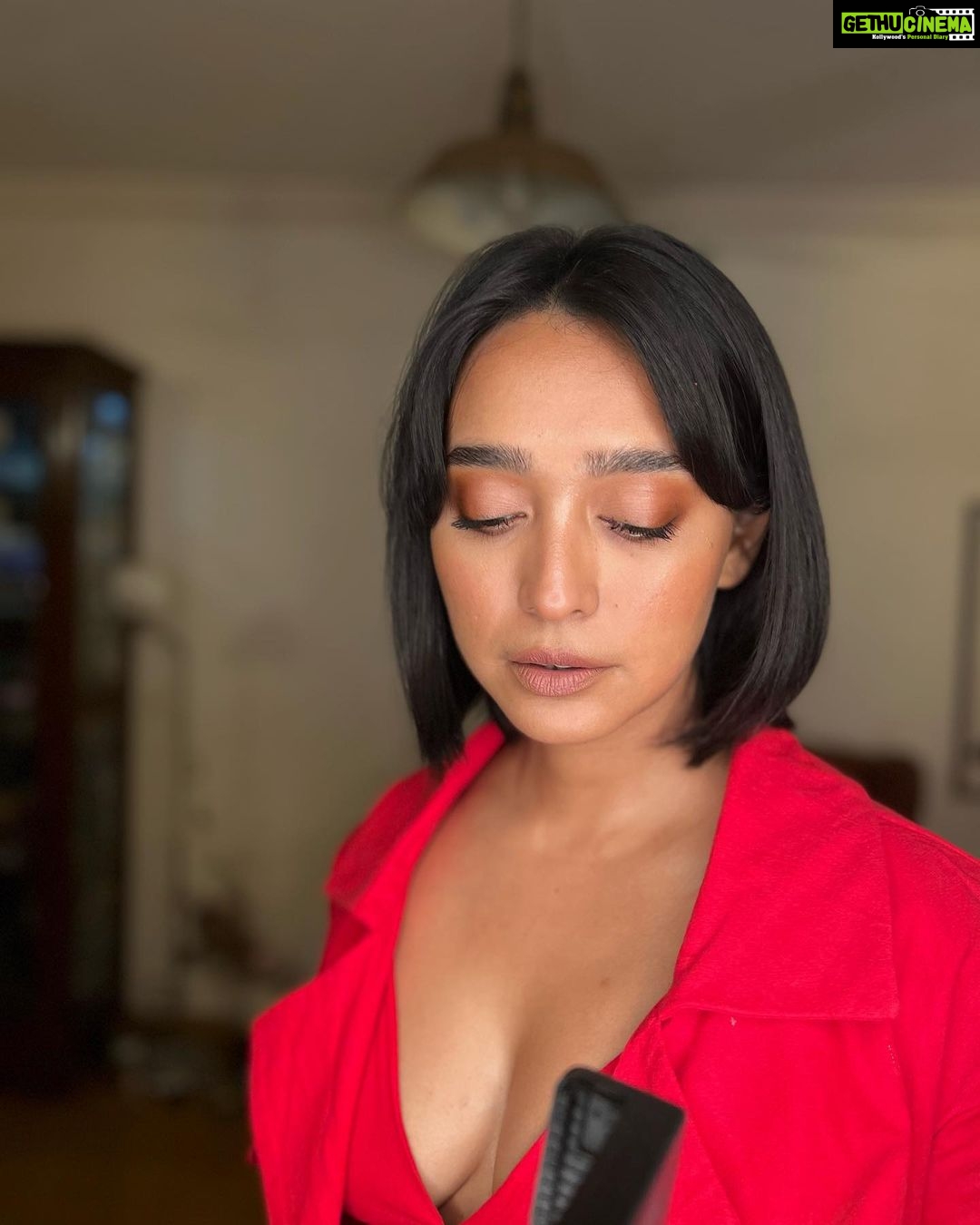 Sayani Gupta Instagram - From no plan to getting dressed in a jiffy only cause I have the best team! They are just unbelievable. πβ€οΈπ€π€π @eshwarlog @paloshell @dhwanii.jain @shreejarajgopal Wearing one of my favourite homegrown & go to brands @stylemati π