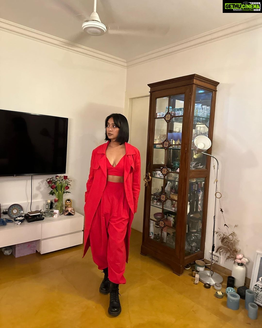 Sayani Gupta Instagram - From no plan to getting dressed in a jiffy only cause I have the best team! They are just unbelievable. πβ€οΈπ€π€π @eshwarlog @paloshell @dhwanii.jain @shreejarajgopal Wearing one of my favourite homegrown & go to brands @stylemati π
