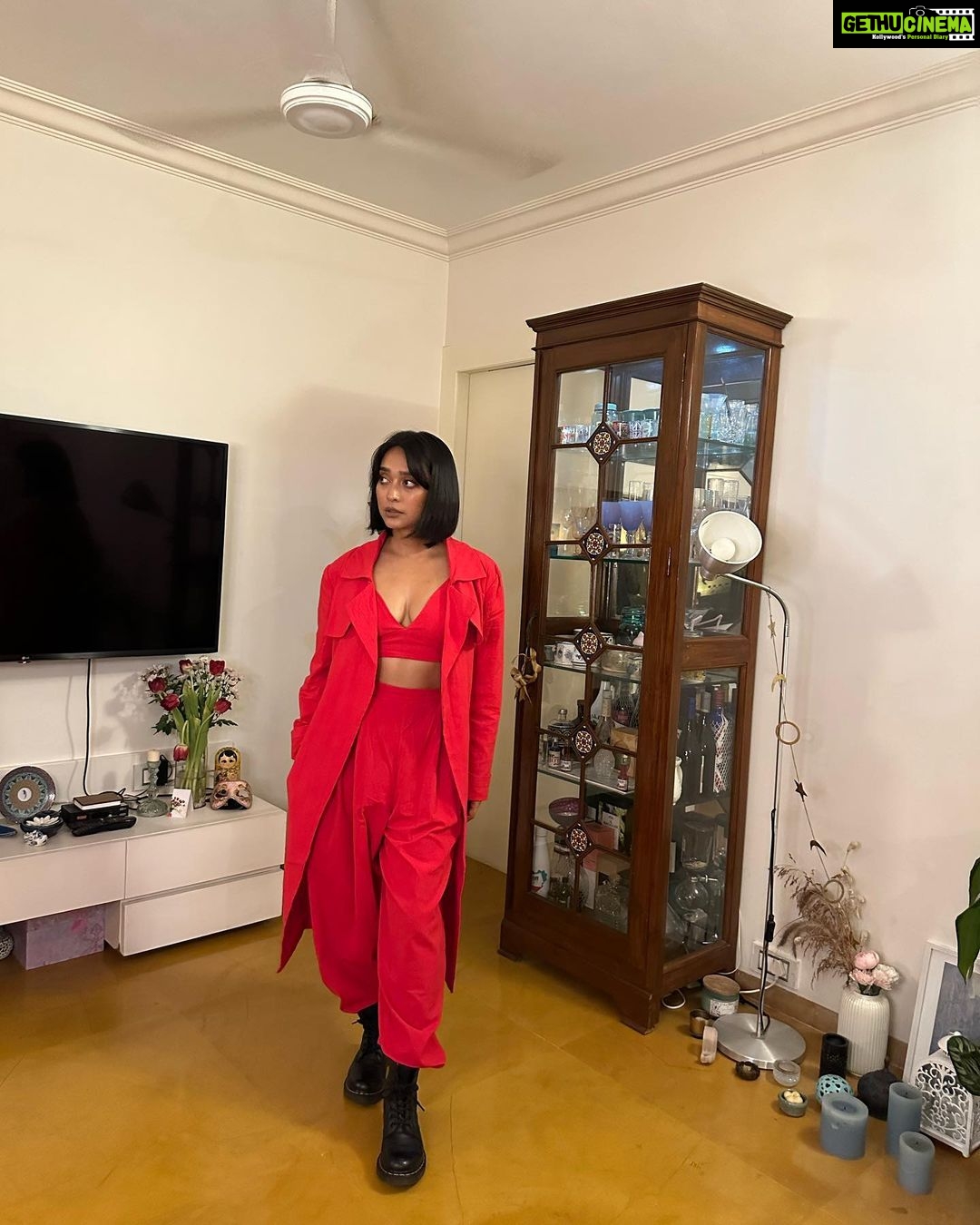 Sayani Gupta Instagram - From no plan to getting dressed in a jiffy only cause I have the best team! They are just unbelievable. πβ€οΈπ€π€π @eshwarlog @paloshell @dhwanii.jain @shreejarajgopal Wearing one of my favourite homegrown & go to brands @stylemati π