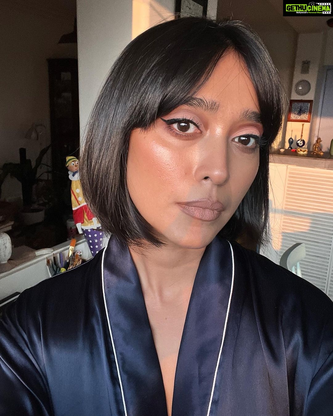 Sayani Gupta Instagram - No filter just the Sun. The last two are from the end of the night. Just a testament to the skill and the proficiency of my team. @eshwarlog on make up & @paloshell on hair. We are what we are for our teams! π¦ Also @shreejarajgopal my ultimate collaborator whose voice in the background with the cutlery sounds while the team eats bangali food. πβ€οΈ