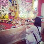 Sayani Gupta Instagram - Saraswati Bidye Boti 💛 The day you pray to the Godess of Knowledge & Wisdom. The one day children aren’t allowed to study cause all the books are at her feet. The one day everyone wears yellow. The day you go to all your neighbours houses for prosad & khichuri. You also touch your script/ 🖊️ to her feet, praying to be a better actor and a practitioner of the Arts/craft This year Ma Saraswati, Pathaan and Republic Day came together! What a day! 💛 📷 @paramitagh