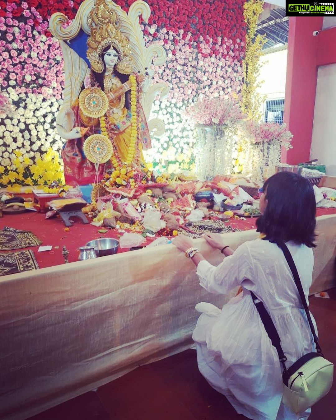 Sayani Gupta Instagram - Saraswati Bidye Boti π The day you pray to the Godess of Knowledge & Wisdom. The one day children arenβt allowed to study cause all the books are at her feet. The one day everyone wears yellow. The day you go to all your neighbours houses for prosad & khichuri. You also touch your script/ ποΈ to her feet, praying to be a better actor and a practitioner of the Arts/craft This year Ma Saraswati, Pathaan and Republic Day came together! What a day! π π· @paramitagh