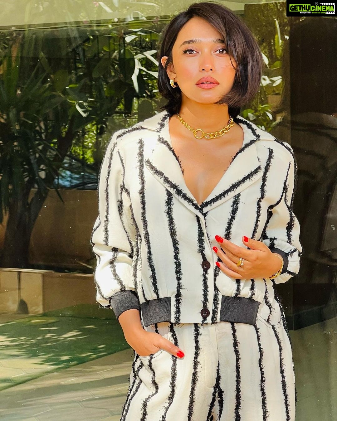 Sayani Gupta Instagram - Roundtable Ready @cnnnews18 And reunited with my babies @eshwarlog @deepalid10 Outfit: @lovebirds.studio Earrings: @houseofjskjewels Necklace: @tanzire.co Rings: @misho_designs Styling: @shreejarajgopal Style team : @dhwanii.jain @yeshadattani Hair Team: @vidushiparashar18 Artist Reputation Management: @raindropalterego