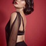 Sayani Gupta Instagram - #VINTAGEVIBES x @sayanigupta 🖤🥰 . . . . Hair - @paloshell Make Up - @sayanigupta Styling Team - @shreejarajgopal @dhwanii.jain Photos - @kadamajay . . . #sayanigupta #photoshoot #bollywood #weddinghair #retrohairstyle #vintagelook #modernvintage #shorthair #shorthairstyle #bobhaircut #bobhairstyles #pixiebob #wavyhair #shortwavyhair #shorthairideas #dressyhair #loosewaves #weddingideas #weddingstyle #hairmakeupdiary #goodhairday #hairbypalomi Mumbai - मुंबई