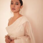 Sayani Gupta Instagram - 🤍 #untouched Did my own make up! Team: @paloshell @shreejarajgopal @dhwanii.jain @yeshadattani 📸 @kadamajay Outfit: @toraniofficial Jewels: @razwada.jewels Bag: @thepinkpotli