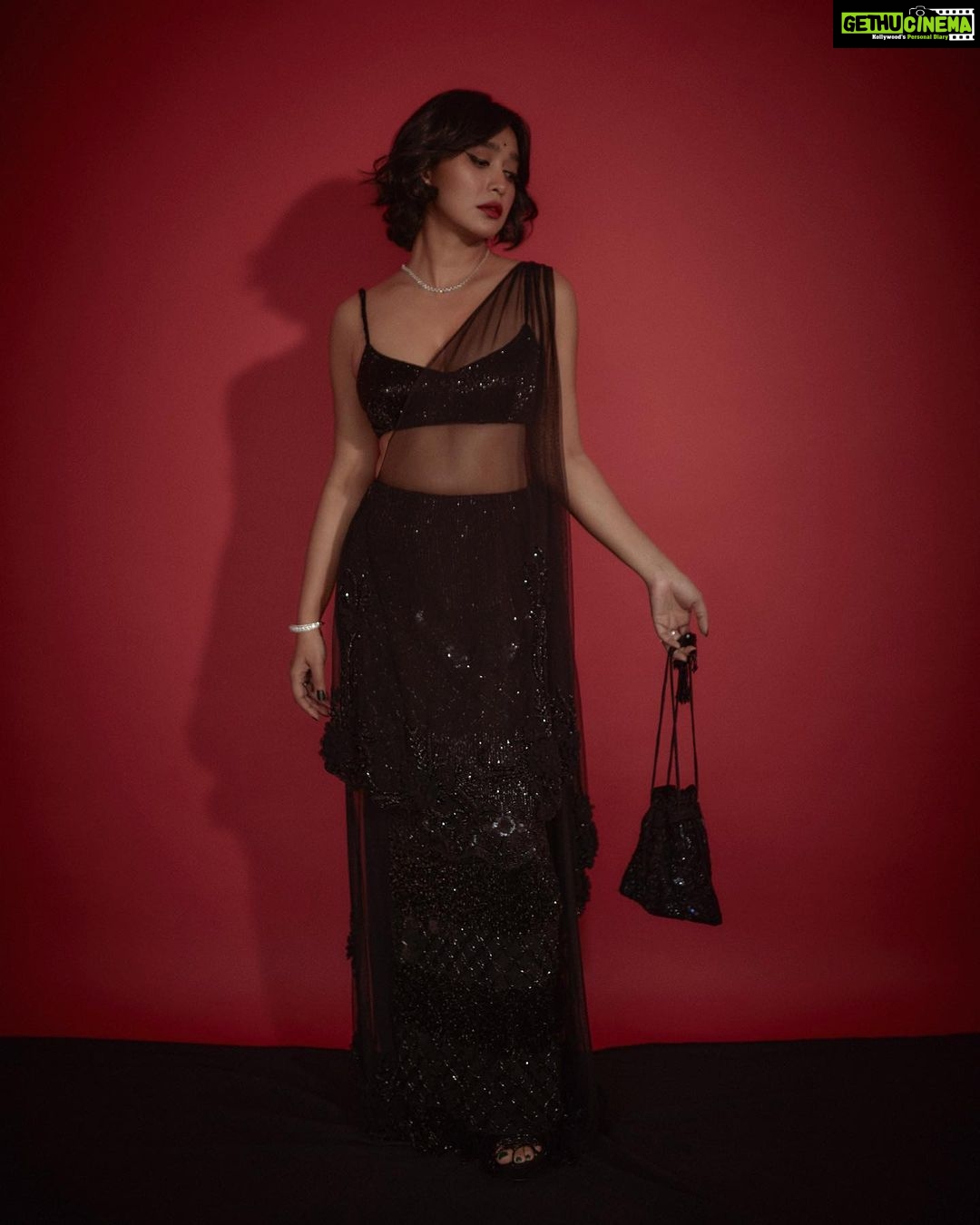 Sayani Gupta Instagram - Another set of Retro š¤ Make up by me Hair by @paloshell Styled by @shreejarajgopal @dhwanii.jain šø @kadamajay Outfit: @officialeshasethithirani Earrings: @anmoljewellers Necklace: @anmoljewellers Cuff: @anmoljewellers Rings: @anmoljewellers @gehnajewellers1 Bag: @thepinkpotli Style team: @dhwanii.jain @yeshadattani @dipublicrelations