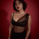 Sayani Gupta Instagram – š¤ Retro
#nofilter
Did my own make up!
Hair @paloshell
Styling @shreejarajgopal
Outfit: @officialeshasethithirani
Earrings: @anmoljewellers
Necklace: @anmoljewellers
Cuff: @anmoljewellers
Rings: @anmoljewellers @gehnajewellers1
Bag: @thepinkpotli
Style team: @dhwanii.jain @yeshadattani
@dipublicrelations
šø @kadamajay