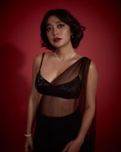 Sayani Gupta Instagram - 🖤 Retro 

#nofilter 

Did my own make up!
Hair @paloshell 
Styling @shreejarajgopal 
Outfit: @officialeshasethithirani
Earrings: @anmoljewellers
Necklace: @anmoljewellers
Cuff: @anmoljewellers
Rings: @anmoljewellers @gehnajewellers1
Bag: @thepinkpotli
Style team: @dhwanii.jain @yeshadattani
@dipublicrelations 
📸 @kadamajay