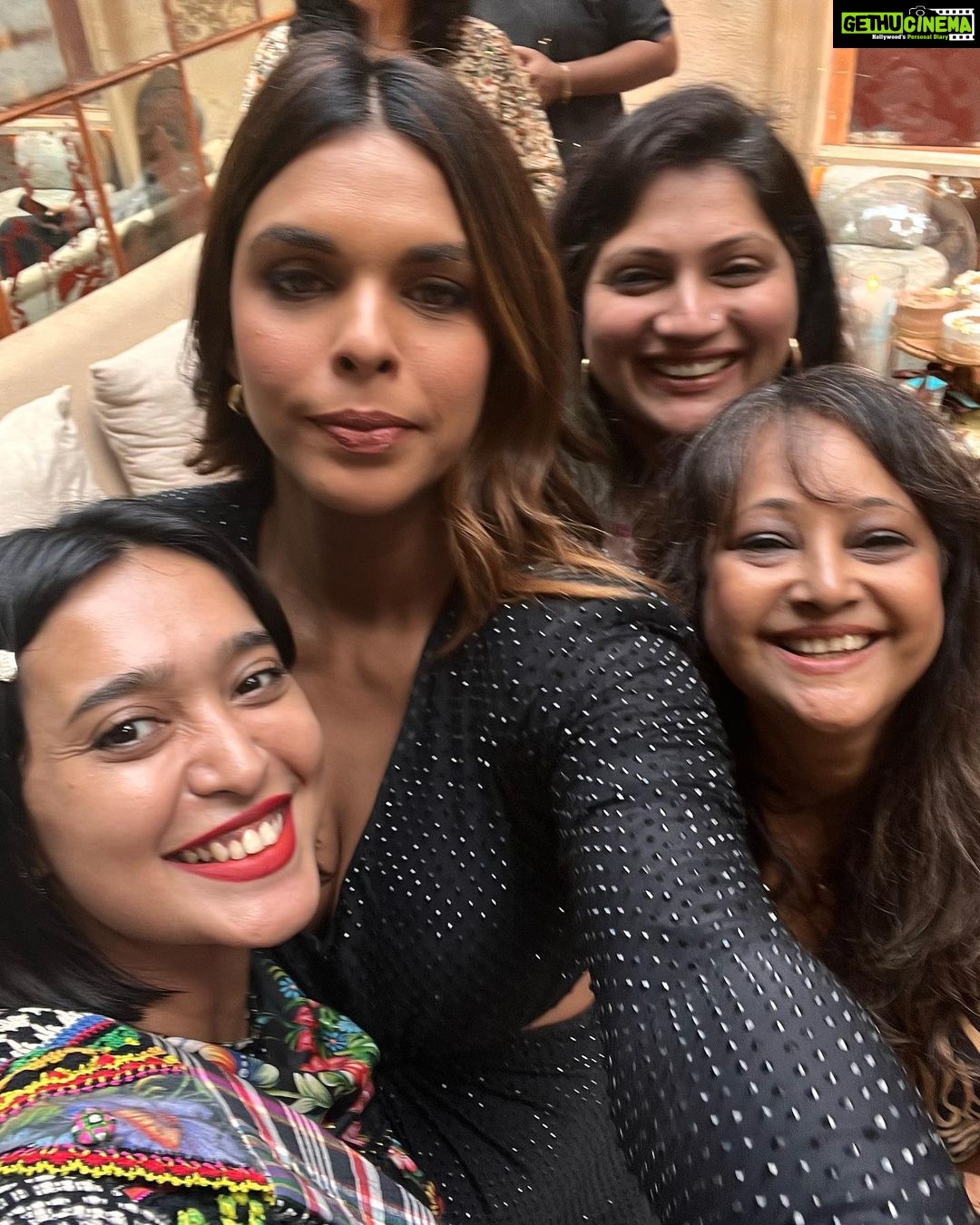 Sayani Gupta Instagram - Our baby is about to pop a baby! @aasthasharma you are the sexiest mamma on the planet! Best best for you and baby! We love you! @reannmoradian @joyeetacruises @nupurasthana @nehapartimatiyani @maanvigagroo and all the other girlies! Missed the rest of the behans! π¦ππΆβ€οΈ