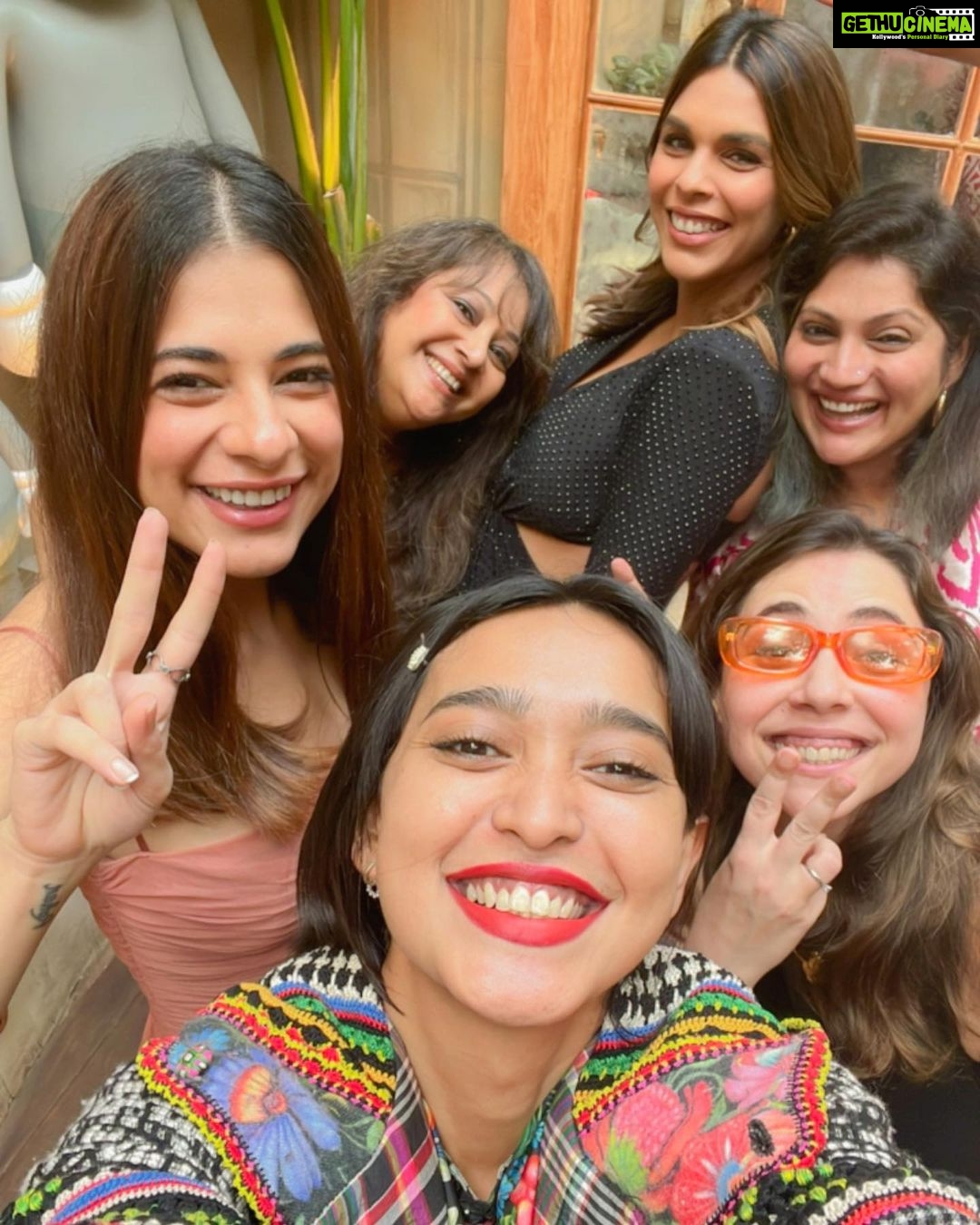 Sayani Gupta Instagram - Our baby is about to pop a baby! @aasthasharma you are the sexiest mamma on the planet! Best best for you and baby! We love you! @reannmoradian @joyeetacruises @nupurasthana @nehapartimatiyani @maanvigagroo and all the other girlies! Missed the rest of the behans! π¦ππΆβ€οΈ