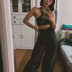 Sayani Gupta Instagram - 🦨 @six5sixstreet pants that @shreejarajgopal very sweetly sent are 🖤🖤🖤