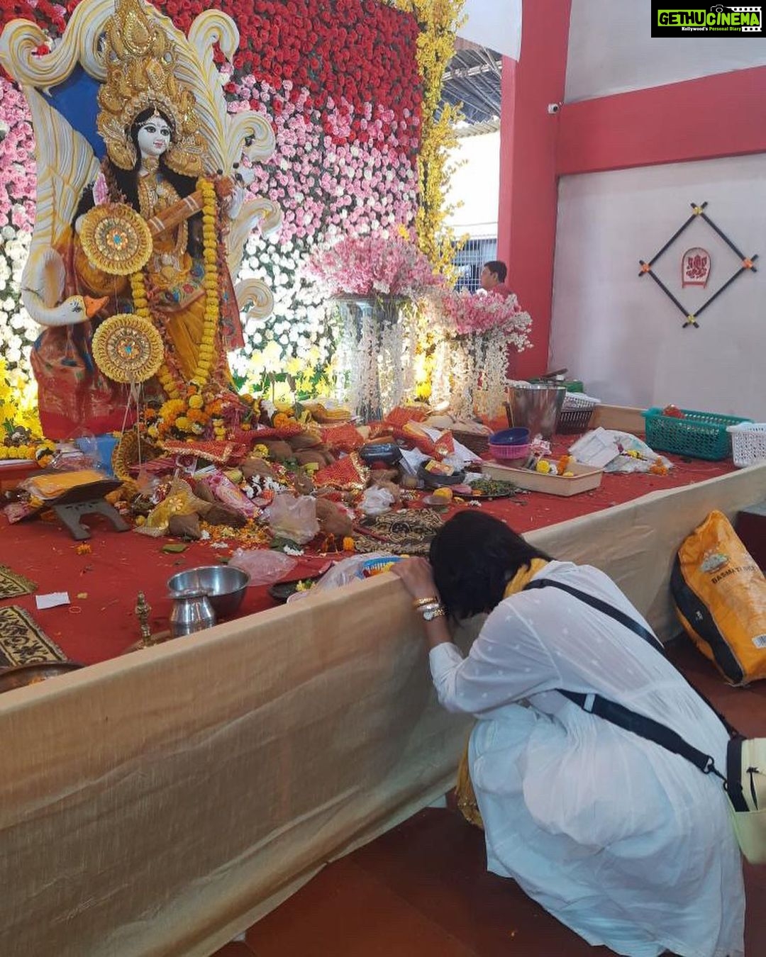 Sayani Gupta Instagram - Saraswati Bidye Boti π The day you pray to the Godess of Knowledge & Wisdom. The one day children arenβt allowed to study cause all the books are at her feet. The one day everyone wears yellow. The day you go to all your neighbours houses for prosad & khichuri. You also touch your script/ ποΈ to her feet, praying to be a better actor and a practitioner of the Arts/craft This year Ma Saraswati, Pathaan and Republic Day came together! What a day! π π· @paramitagh