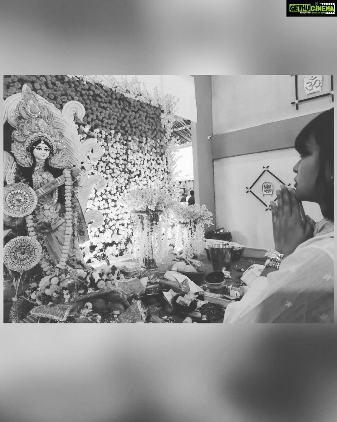 Sayani Gupta Instagram - Saraswati Bidye Boti π The day you pray to the Godess of Knowledge & Wisdom. The one day children arenβt allowed to study cause all the books are at her feet. The one day everyone wears yellow. The day you go to all your neighbours houses for prosad & khichuri. You also touch your script/ ποΈ to her feet, praying to be a better actor and a practitioner of the Arts/craft This year Ma Saraswati, Pathaan and Republic Day came together! What a day! π π· @paramitagh