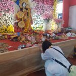 Sayani Gupta Instagram - Saraswati Bidye Boti 💛 The day you pray to the Godess of Knowledge & Wisdom. The one day children aren’t allowed to study cause all the books are at her feet. The one day everyone wears yellow. The day you go to all your neighbours houses for prosad & khichuri. You also touch your script/ 🖊️ to her feet, praying to be a better actor and a practitioner of the Arts/craft This year Ma Saraswati, Pathaan and Republic Day came together! What a day! 💛 📷 @paramitagh