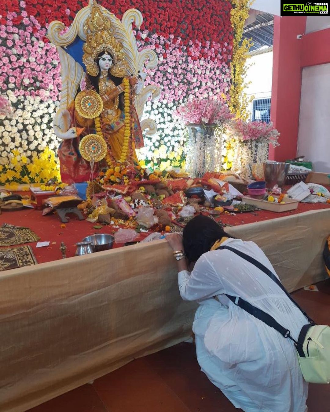 Sayani Gupta Instagram - Saraswati Bidye Boti π The day you pray to the Godess of Knowledge & Wisdom. The one day children arenβt allowed to study cause all the books are at her feet. The one day everyone wears yellow. The day you go to all your neighbours houses for prosad & khichuri. You also touch your script/ ποΈ to her feet, praying to be a better actor and a practitioner of the Arts/craft This year Ma Saraswati, Pathaan and Republic Day came together! What a day! π π· @paramitagh