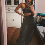 Sayani Gupta Instagram – 🦨 

@six5sixstreet pants that @shreejarajgopal very sweetly sent are 🖤🖤🖤