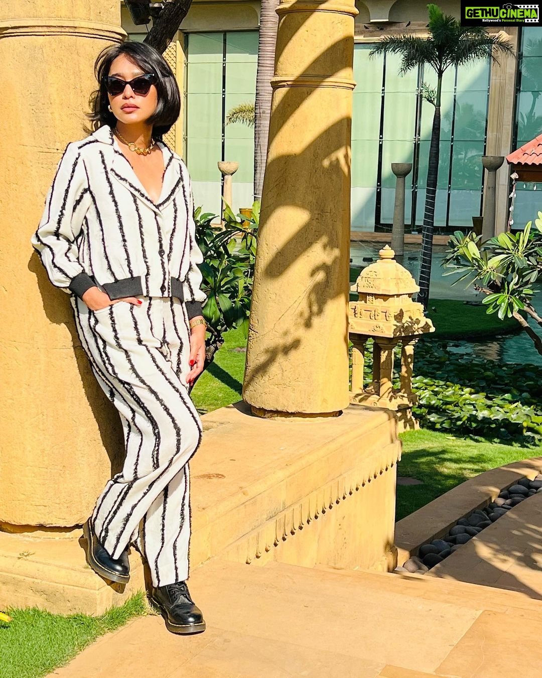 Sayani Gupta Instagram - Roundtable Ready @cnnnews18 And reunited with my babies @eshwarlog @deepalid10 Outfit: @lovebirds.studio Earrings: @houseofjskjewels Necklace: @tanzire.co Rings: @misho_designs Styling: @shreejarajgopal Style team : @dhwanii.jain @yeshadattani Hair Team: @vidushiparashar18 Artist Reputation Management: @raindropalterego