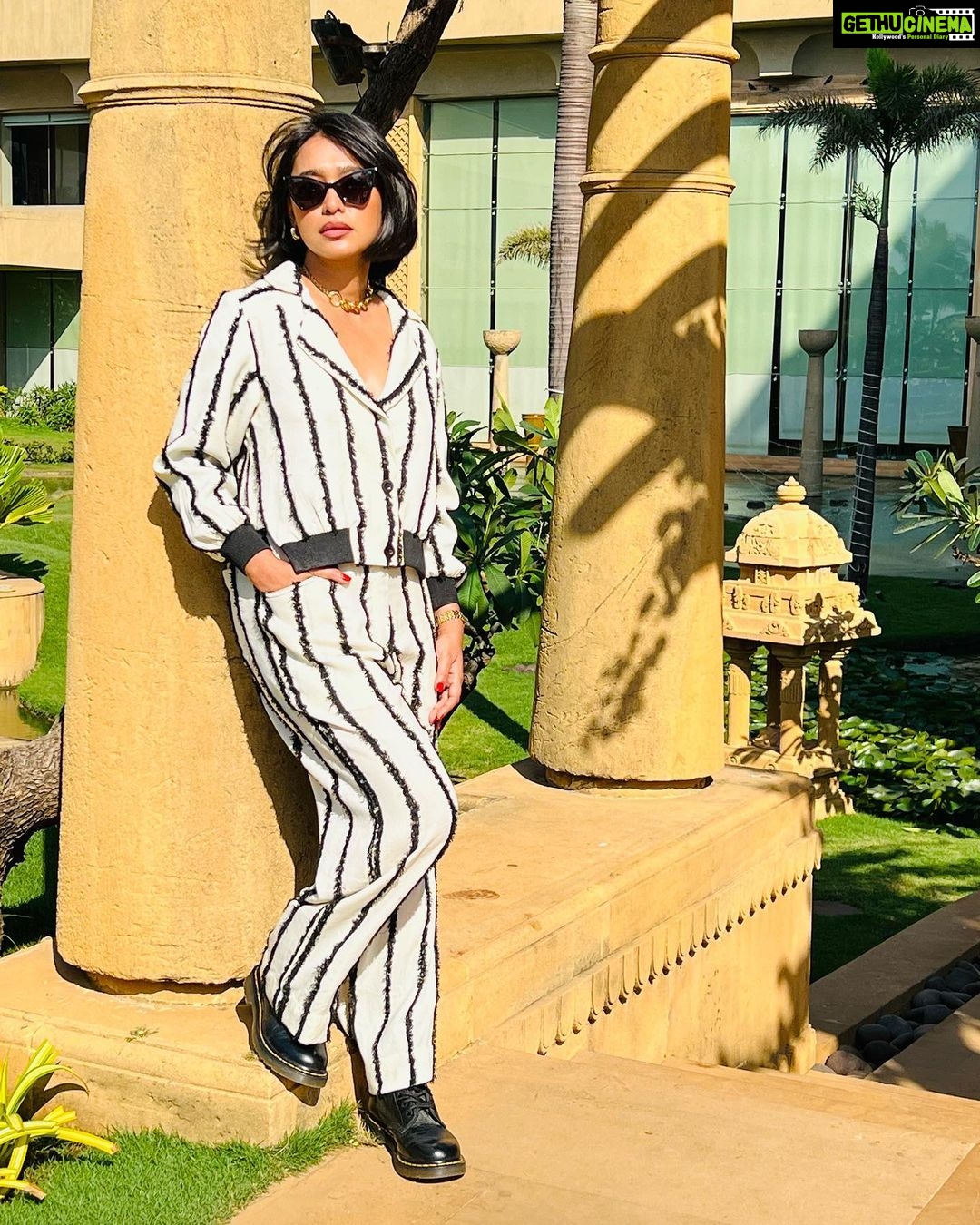 Sayani Gupta Instagram - Roundtable Ready @cnnnews18 And reunited with my babies @eshwarlog @deepalid10 Outfit: @lovebirds.studio Earrings: @houseofjskjewels Necklace: @tanzire.co Rings: @misho_designs Styling: @shreejarajgopal Style team : @dhwanii.jain @yeshadattani Hair Team: @vidushiparashar18 Artist Reputation Management: @raindropalterego