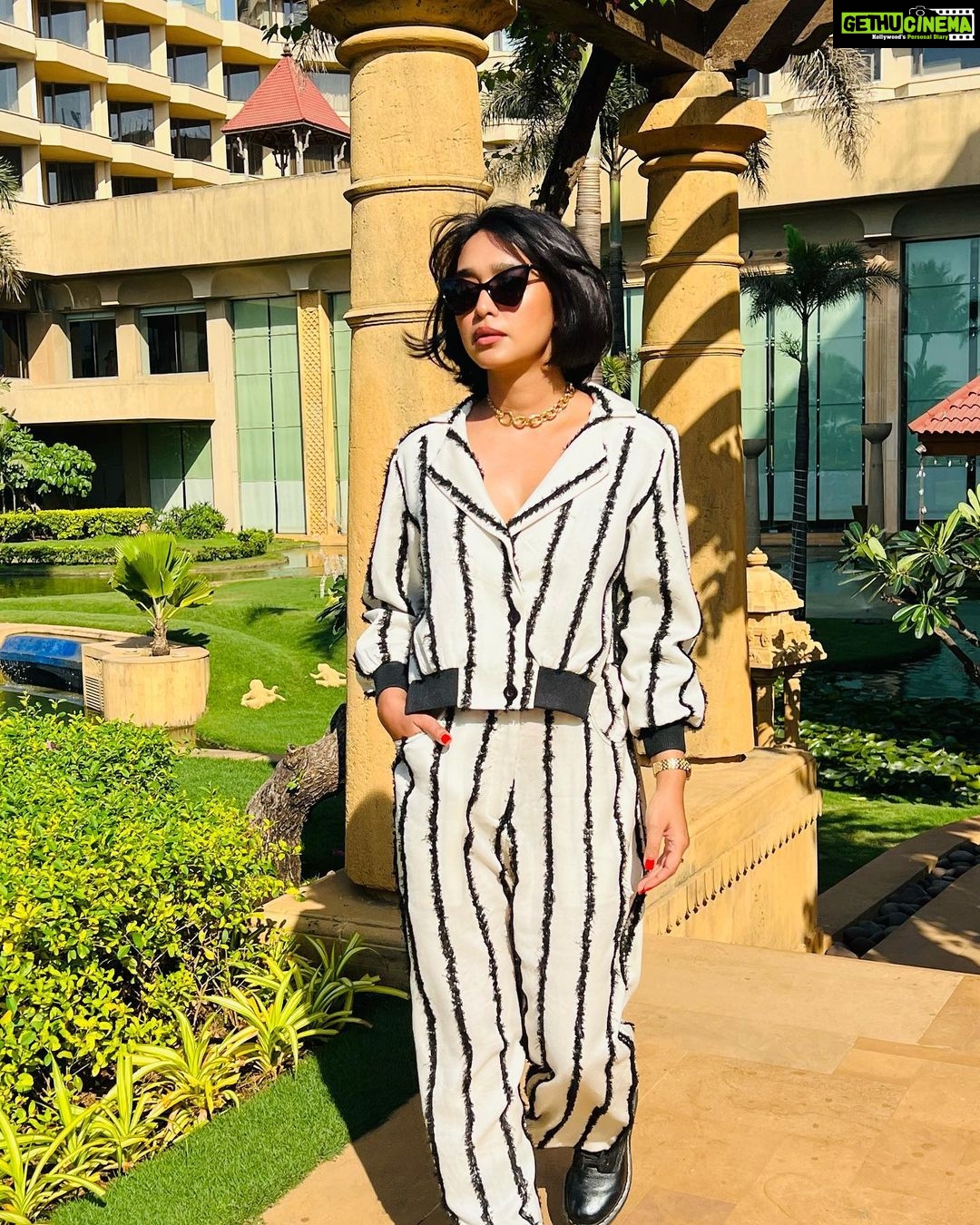 Sayani Gupta Instagram - Roundtable Ready @cnnnews18 And reunited with my babies @eshwarlog @deepalid10 Outfit: @lovebirds.studio Earrings: @houseofjskjewels Necklace: @tanzire.co Rings: @misho_designs Styling: @shreejarajgopal Style team : @dhwanii.jain @yeshadattani Hair Team: @vidushiparashar18 Artist Reputation Management: @raindropalterego