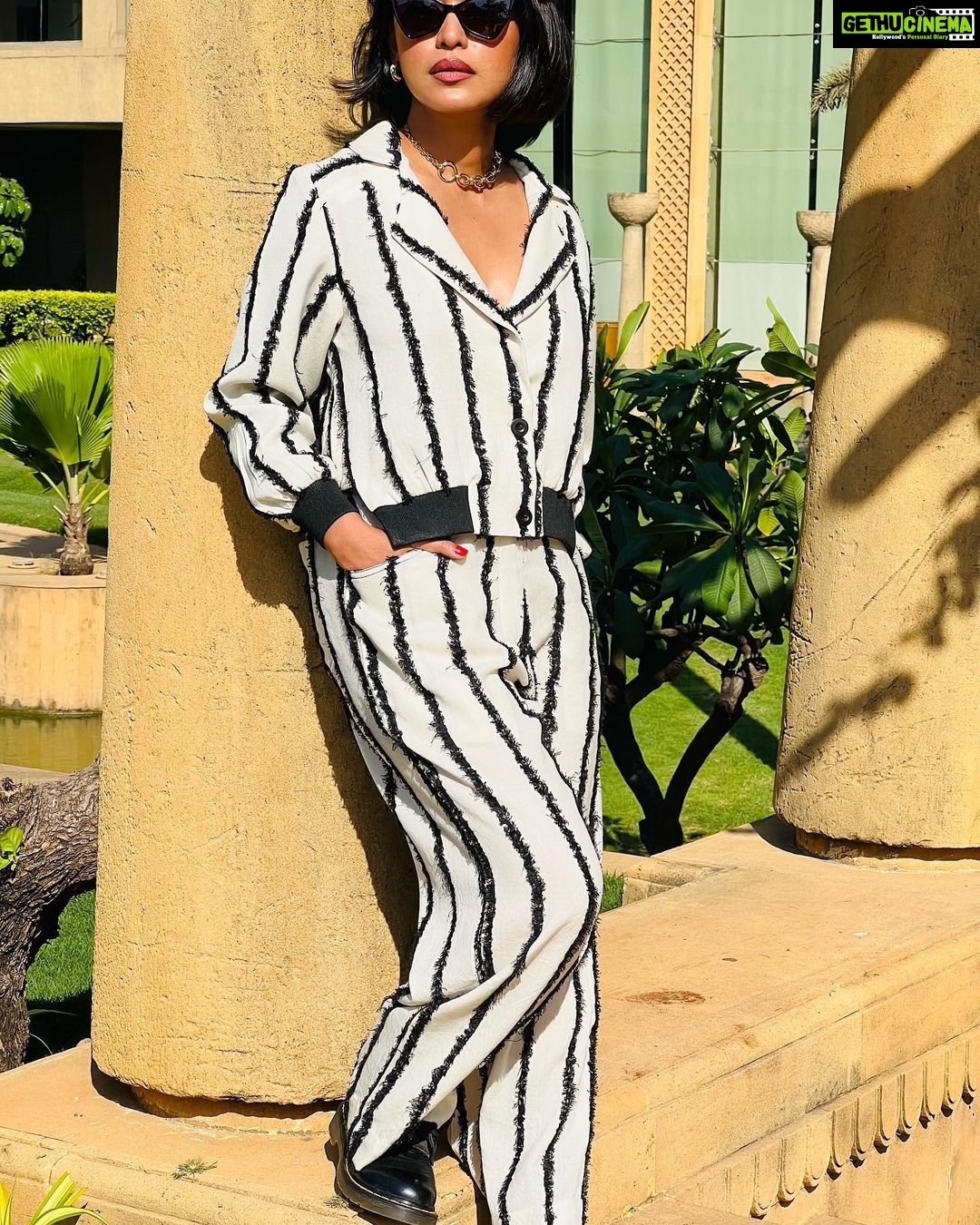 Sayani Gupta Instagram - Roundtable Ready @cnnnews18 And reunited with my babies @eshwarlog @deepalid10 Outfit: @lovebirds.studio Earrings: @houseofjskjewels Necklace: @tanzire.co Rings: @misho_designs Styling: @shreejarajgopal Style team : @dhwanii.jain @yeshadattani Hair Team: @vidushiparashar18 Artist Reputation Management: @raindropalterego