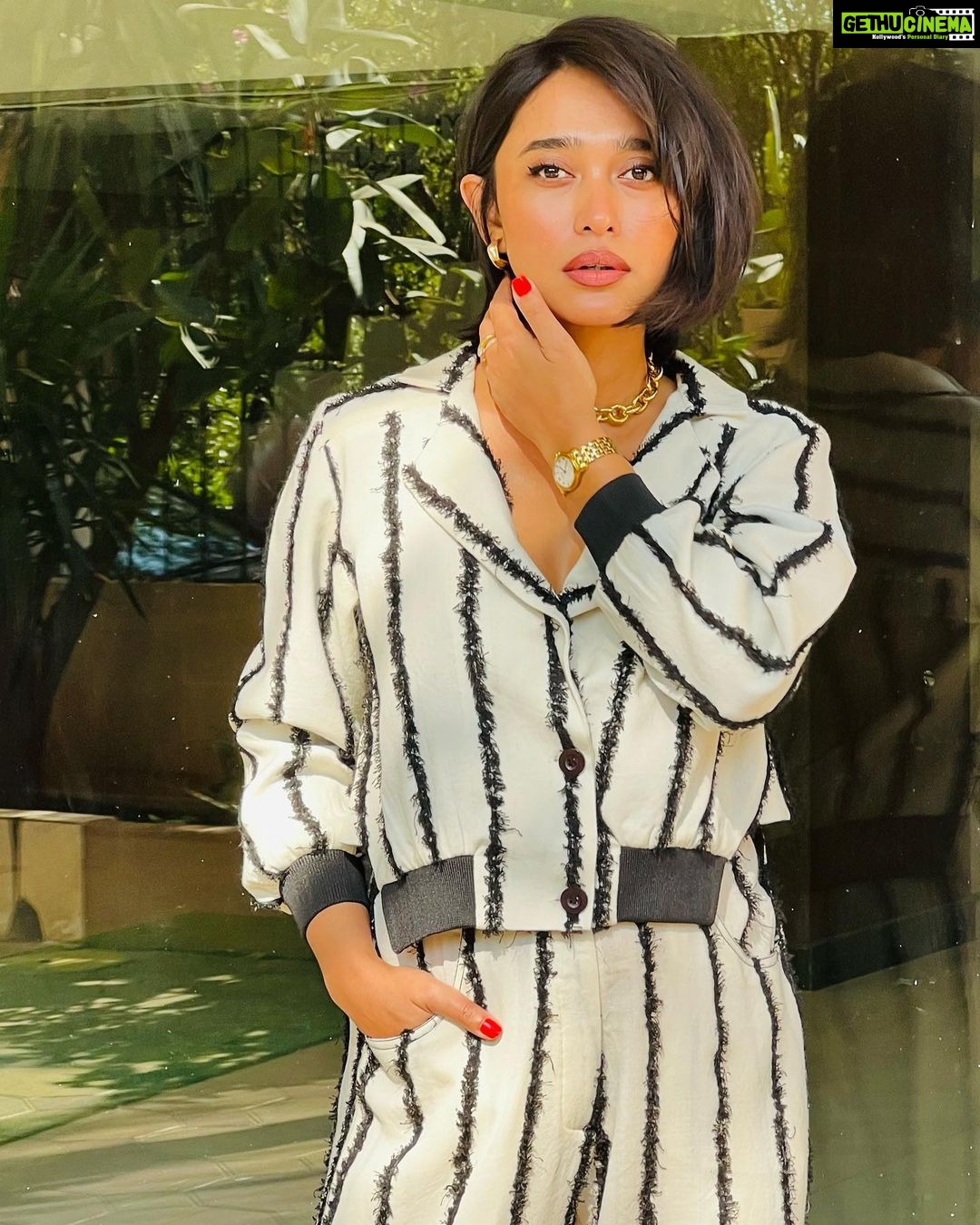 Sayani Gupta Instagram - Roundtable Ready @cnnnews18 And reunited with my babies @eshwarlog @deepalid10 Outfit: @lovebirds.studio Earrings: @houseofjskjewels Necklace: @tanzire.co Rings: @misho_designs Styling: @shreejarajgopal Style team : @dhwanii.jain @yeshadattani Hair Team: @vidushiparashar18 Artist Reputation Management: @raindropalterego