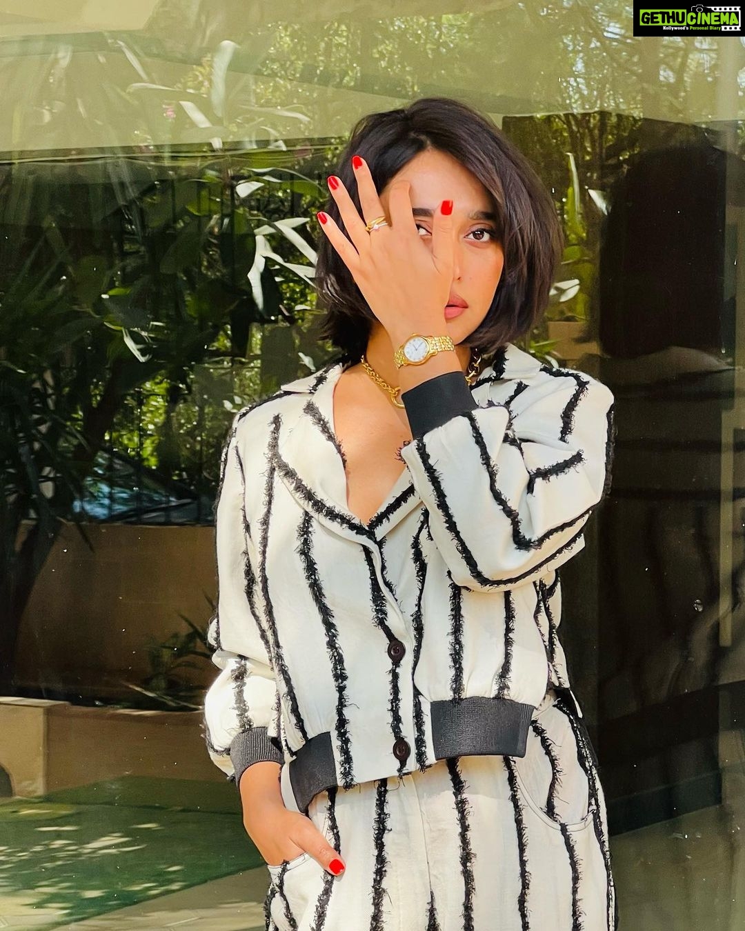 Sayani Gupta Instagram - Roundtable Ready @cnnnews18 And reunited with my babies @eshwarlog @deepalid10 Outfit: @lovebirds.studio Earrings: @houseofjskjewels Necklace: @tanzire.co Rings: @misho_designs Styling: @shreejarajgopal Style team : @dhwanii.jain @yeshadattani Hair Team: @vidushiparashar18 Artist Reputation Management: @raindropalterego